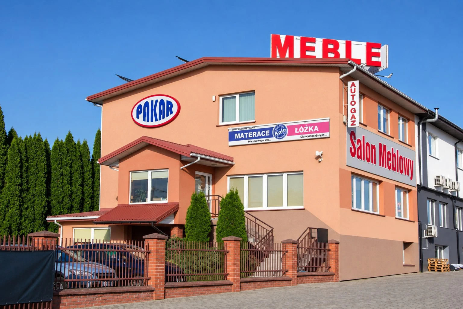 Budynek salonu meblowego PAKAR z logo PAKAR i szyldami MEBLE oraz Salon Meblowy, ul. Generała Stanisława Maczka 80 w Białymstoku.