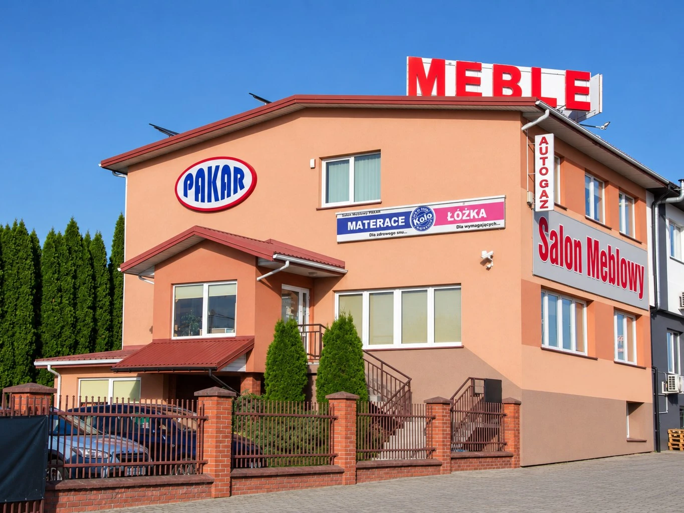 Budynek salonu meblowego PAKAR z szyldami MEBLE i Salon Meblowy, ul. Generała Stanisława Maczka 80 w Białymstoku.